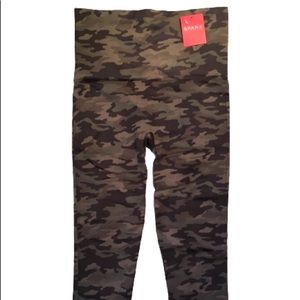 Spanx Camo Capri Leggings Medium NWT